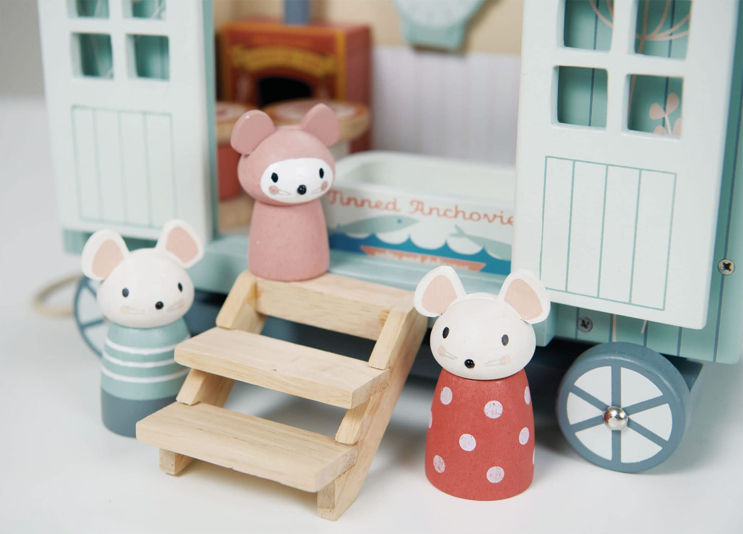 Tender Leaf Toys - Secret Meadow Shepherd’s Hut - Portable Furnished Wooden Shepherd’s Hut on Wheels with 11 Pcs Accessories and 3 Mice Dolls - Open-Ended Play and Story Tellings - Age 3+