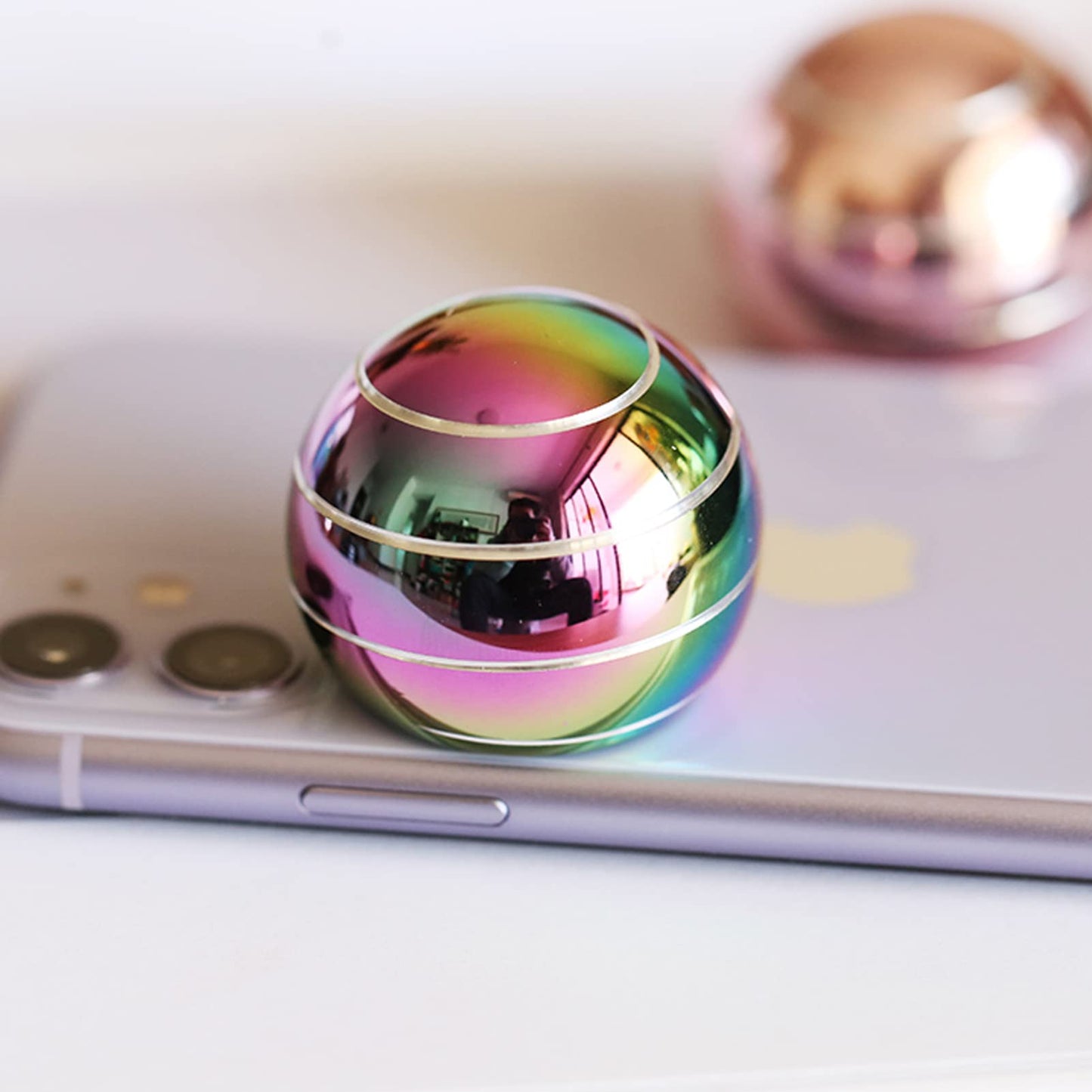 Apqdw Kinetic Desk Toy Ball, 1.54'' Kinetic Desktop Spinning Toys, Optical Illusion Toys for Anxiety, ADHD, Metal Fidgets for Dad, Mom, Son, Daughter (39MM, Rainbow-A)