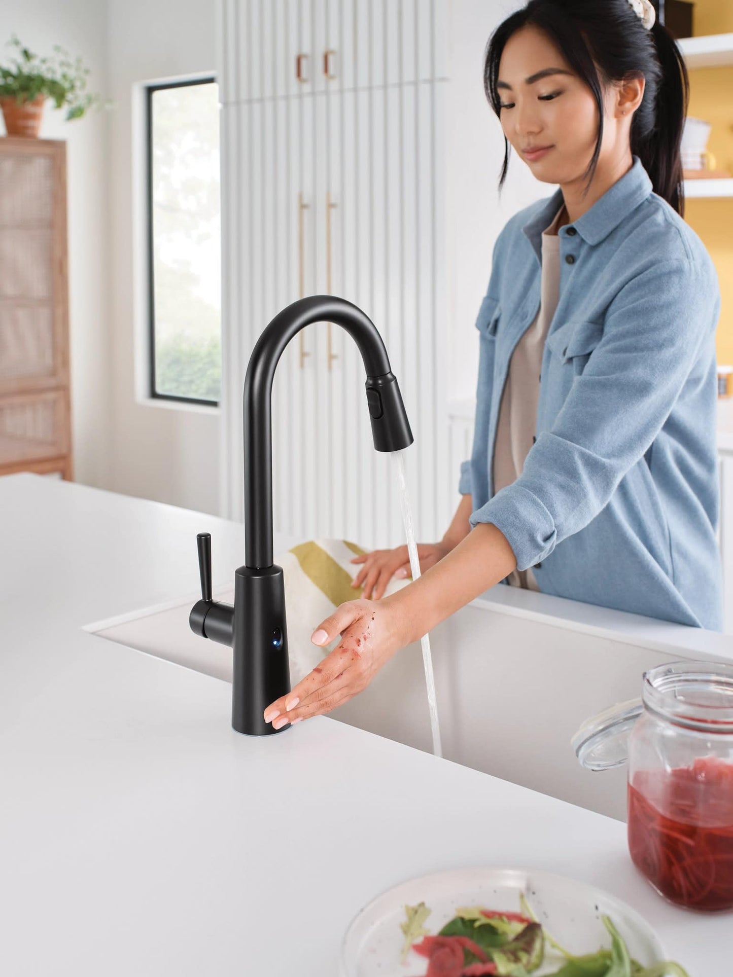Moen Riley Matte Black Motionsense Wave Sensor Touchless One Handle Pulldown Kitchen Faucet Featuring Power Clean, 7402EWBL