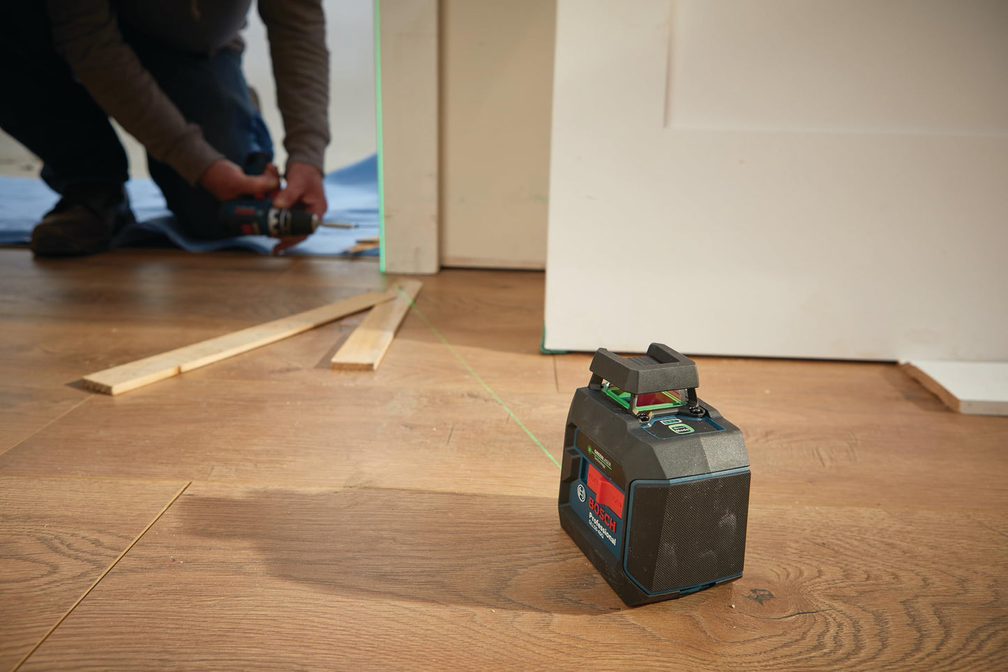 BOSCH GLL50-40G Green-Beam Self-Leveling 360 Degree Cross-Line Laser, Includes 4 AA Batteries, L-Bracket, Ceiling Clip, & Hard Carrying Case